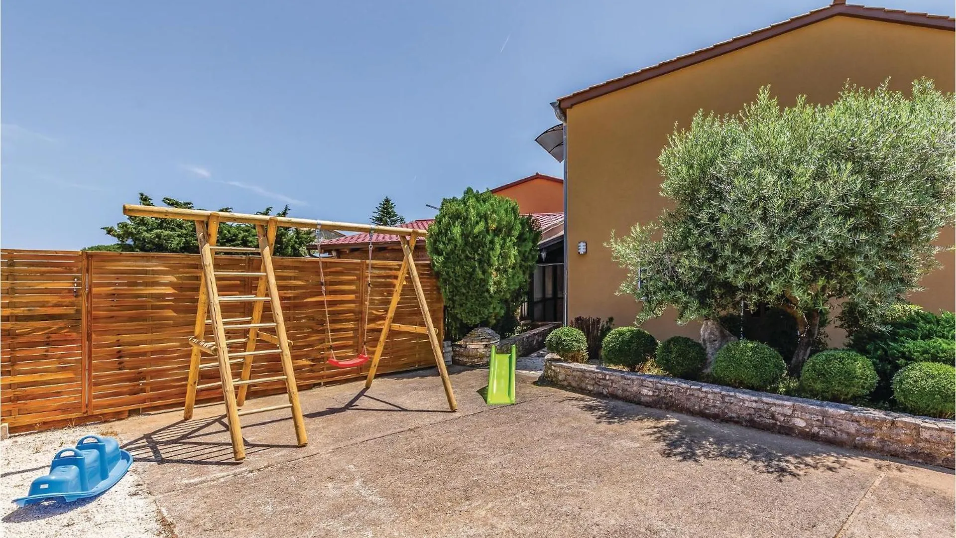 5 Bedroom Lovely Home In Pavicini